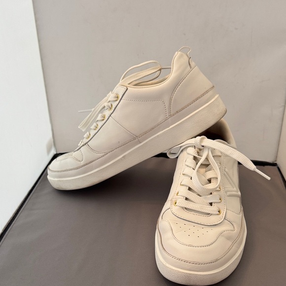 Vionic Women's Sneakers size 9.5 - Picture 1 of 9